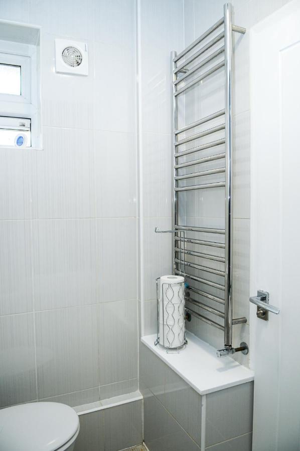Апартаменты Greater London, 1 Bed London Flat, Parking, Nr Metro Stations, 15Mins To Лондон Экстерьер фото